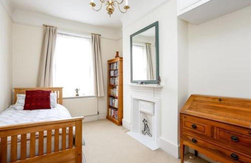 Hillside Apartment | Large 3 bed flat in central Wimbledon