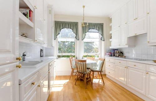 Hillside Apartment | Large 3 bed flat in central Wimbledon