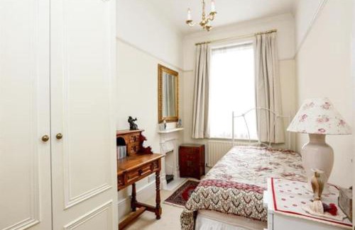Hillside Apartment | Large 3 bed flat in central Wimbledon