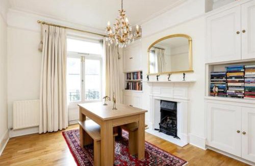 Hillside Apartment | Large 3 bed flat in central Wimbledon