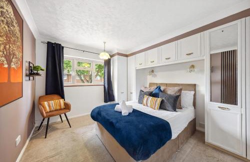 Singlewell Apartment | Large 3 Bed Home With Double Driveway & Garden