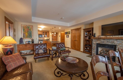 Crested Butte Condo | Large 3 bedroom/4 bathroom Condo in Mountaineer Square - No Cleaning Fee! by RedAwning