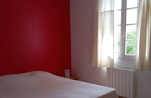 LʼIle-dʼOlonne House | Large 3-bedroom house, sleeps 6, quiet, beach, hiking.