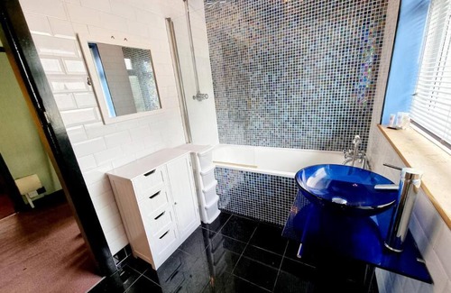 Middleton Apartment | Large 3 Bedroom Home including Parking & All Bills