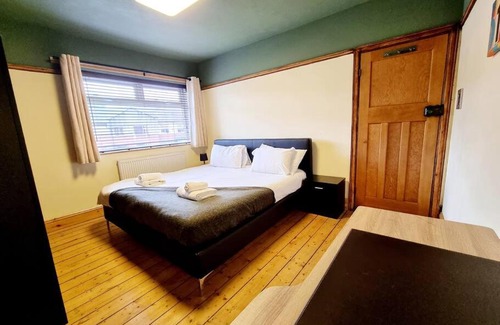 Middleton Apartment | Large 3 Bedroom Home including Parking & All Bills