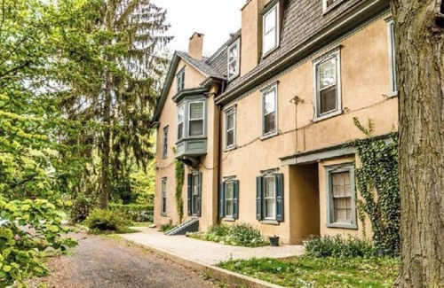 Germantown Apartment | Large 3br apartment in historic Germantown mansion