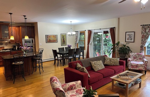 Long Beach House | Large 4-bdrm LB house near surf beach w/movie room, AC, bikes & fitness room