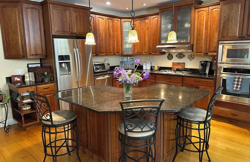 Long Beach House | Large 4-bdrm LB house near surf beach w/movie room, AC, bikes & fitness room
