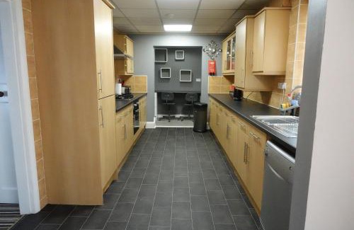 Bloxwich House | Large 4 Bed House, Sleeps 7, Near NEC, BHX, City Centre