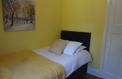 Bloxwich House | Large 4 Bed House, Sleeps 7, Near NEC, BHX, City Centre