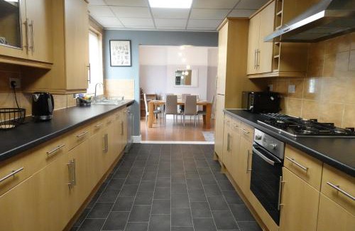 Bloxwich House | Large 4 Bed House, Sleeps 7, Near NEC, BHX, City Centre