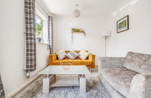 Bedford Apartment | Large 4 bed with free parking close to town centre fast WiFi and crisp hotel standard linen hosted by Our Home Short Stays