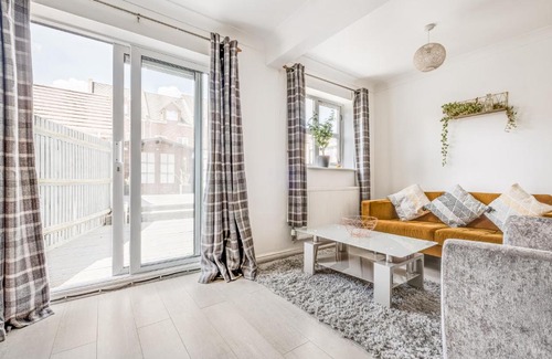 Bedford Apartment | Large 4 bed with free parking close to town centre fast WiFi and crisp hotel standard linen hosted by Our Home Short Stays