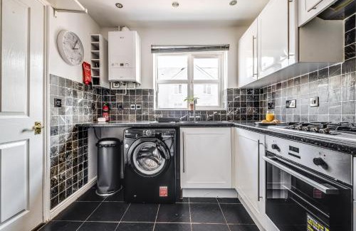 Bedford Apartment | Large 4 bed with free parking close to town centre fast WiFi and crisp hotel standard linen hosted by Our Home Short Stays