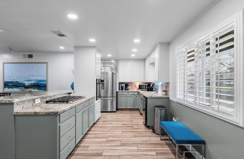 Modesto House | Large 4 Bedroom Home - Pool - Mini Golf - FirePit