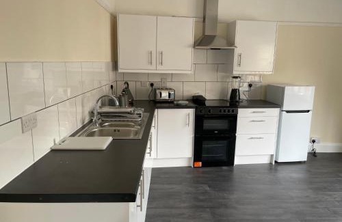 Bedford Apartment | Large 4 Bedroom Sleeps 8, Spacious Apartment for Contractors and Holidays near Bedford Centre - 1 FREE PARKING SPACE & FREE WIFI