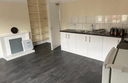 Bedford Apartment | Large 4 Bedroom Sleeps 8, Spacious Apartment for Contractors and Holidays near Bedford Centre - 1 FREE PARKING SPACE & FREE WIFI
