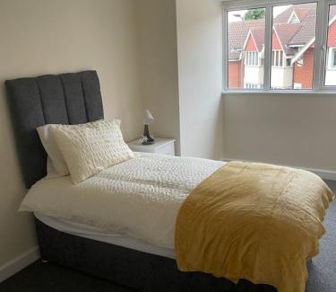 Bedford Apartment | Large 4 Bedroom Sleeps 8, Spacious Apartment for Contractors and Holidays near Bedford Centre - 1 FREE PARKING SPACE & FREE WIFI