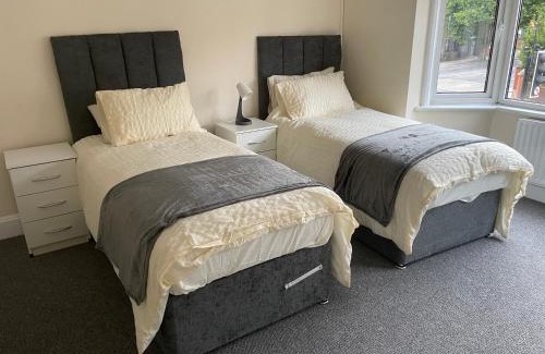 Bedford Apartment | Large 4 Bedroom Sleeps 8, Spacious Apartment for Contractors and Holidays near Bedford Centre - 1 FREE PARKING SPACE & FREE WIFI