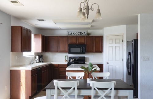 Visalia House | Large 4bd on cul-de-sac w/game room near National Parks