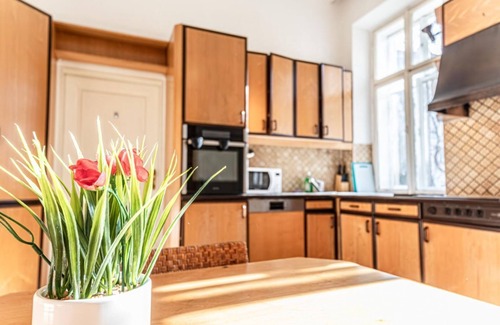 Matzleinsdorf Apartment | Large 4BR Apt Near Karlsplatz Ideal for Big Groups