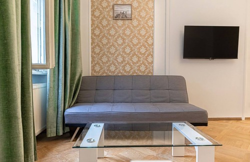Matzleinsdorf Apartment | Large 4BR Apt Near Karlsplatz Ideal for Big Groups