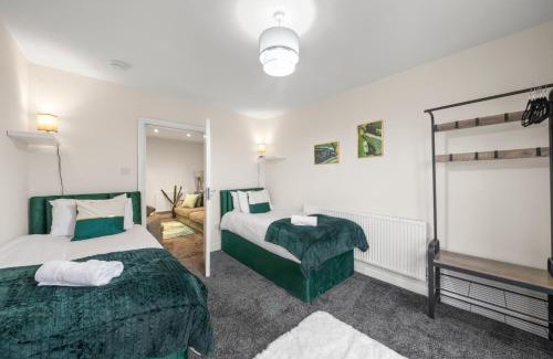 Cowley House | Large 5 Bedroom-Free Parking-Great Transport Links