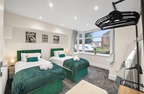 Cowley House | Large 5 Bedroom-Free Parking-Great Transport Links