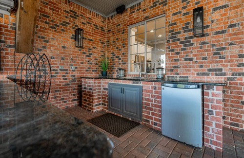 Kingston House | Large 5-bedroom house with WiFi, salt water pool, pool table and shuffle board!