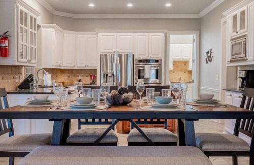 Kingston House | Large 5-bedroom house with WiFi, salt water pool, pool table and shuffle board!