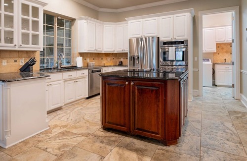 Kingston House | Large 5-bedroom house with WiFi, salt water pool, pool table and shuffle board!