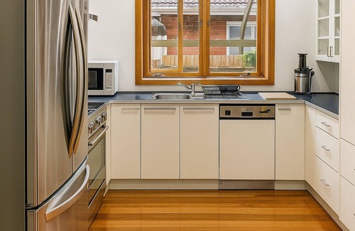 Brighton East House | Large 5BR Home-Pool-BBQ-4 CarPark-Central Location