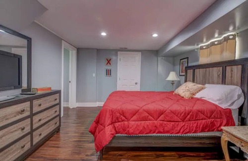 North Lawndale House | Large 5BR House*4 Parking*Downtown 15min*Sleep 15*