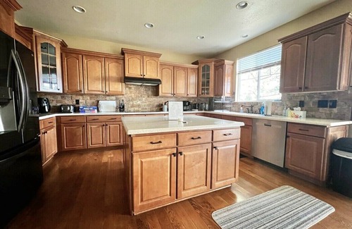 Castle Rock House | Large 5BR Retreat | Hot Tub | Gym | Games | I-25