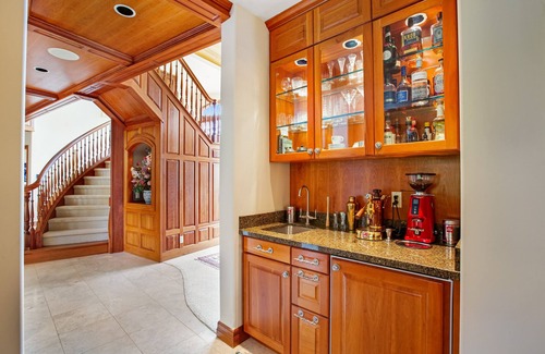 Kingston House | Large 6,600 sq. ft. home with swim spa, tanning bed, jacuzzi, red light & kayaks