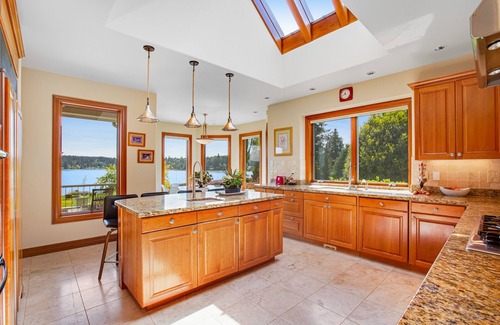 Kingston House | Large 6,600 sq. ft. home with swim spa, tanning bed, jacuzzi, red light & kayaks