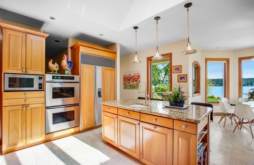 Kingston House | Large 6,600 sq. ft. home with swim spa, tanning bed, jacuzzi, red light & kayaks