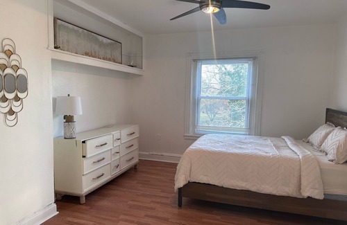 Northwest Philadelphia House | Large 6-bdrm Twin in Historic Germantown