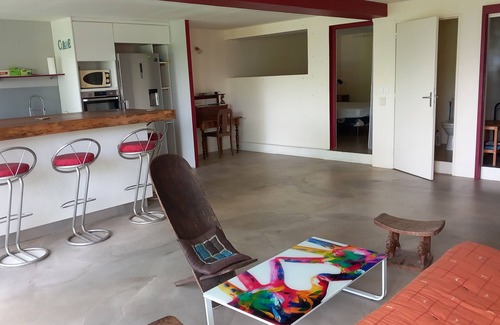 La Possession Apartment | Large 70m² T2 apartment opening onto a garden