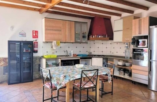 San Bartolome de Tirajana Bed & Breakfast | Large and bright room in Vecindario, with extra-large bed