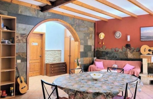 San Bartolome de Tirajana Bed & Breakfast | Large and bright room in Vecindario, with extra-large bed