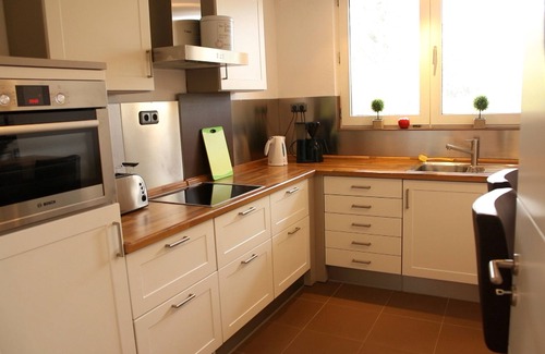 Niestetal Apartment | Large apartment (approx. 75 m²), quiet, close to the city center, south-facing balcony, free parking, WiFi