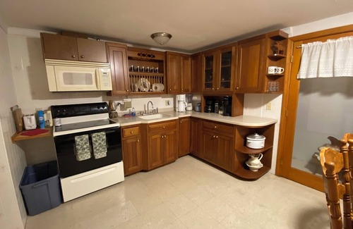 Clarksville Apartment | Large Apartment near Pittsburg shops and restaurants - winter trail access