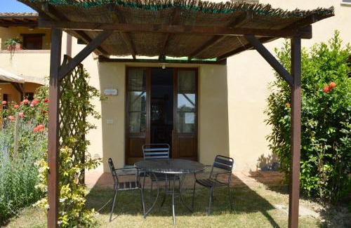 Asciano Apartment | Large apartment with shared swimming pool in Crete Senesi