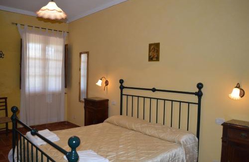 Asciano Apartment | Large apartment with shared swimming pool in Crete Senesi
