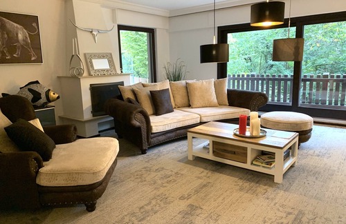 Hochdahl Apartment | Large apartment with three bedrooms, living room, kitchen, dining room, garden