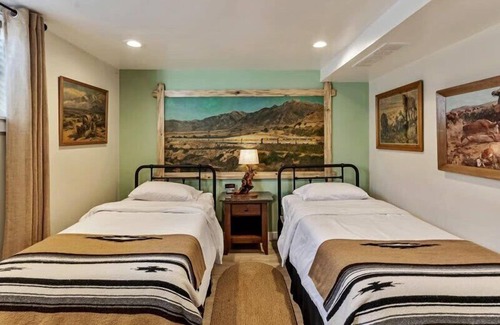 Liberty Wells House | Large Backyard w Hottub,Minutes from Liberty Park