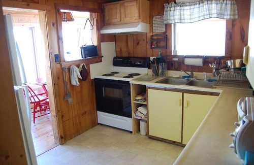 Malletts Bay Cottage | Large beachfront family cottage on the sandy beach at Colchester Point