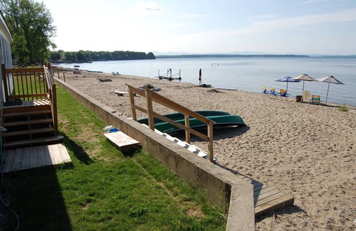 Malletts Bay Cottage | Large beachfront family cottage on the sandy beach at Colchester Point