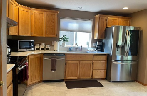 Beaverton House | Large Beautiful Home for Groups + Families + Relaxing Near Intel/Nike